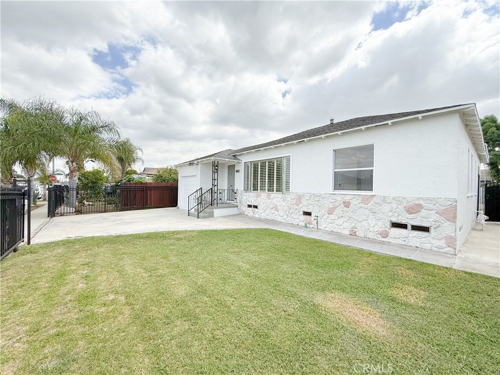 Image 2 of property listing at 1410 W School Street, Compton, CA 90220