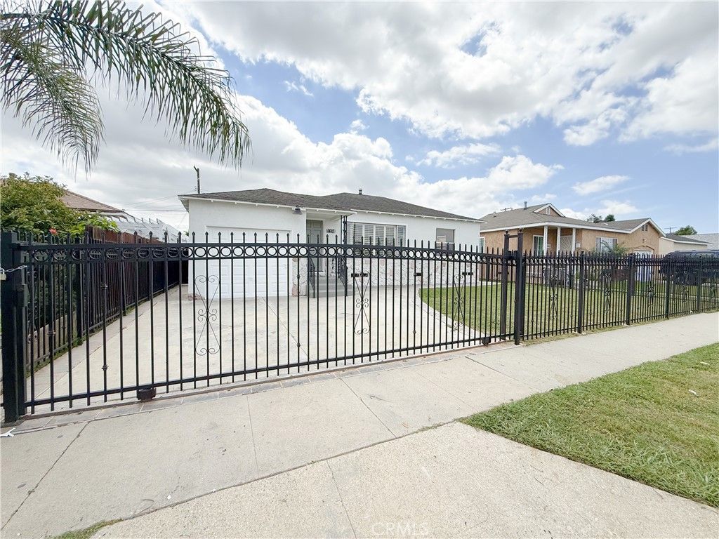 Image 4 of property listing at 1410 W School Street, Compton, CA 90220