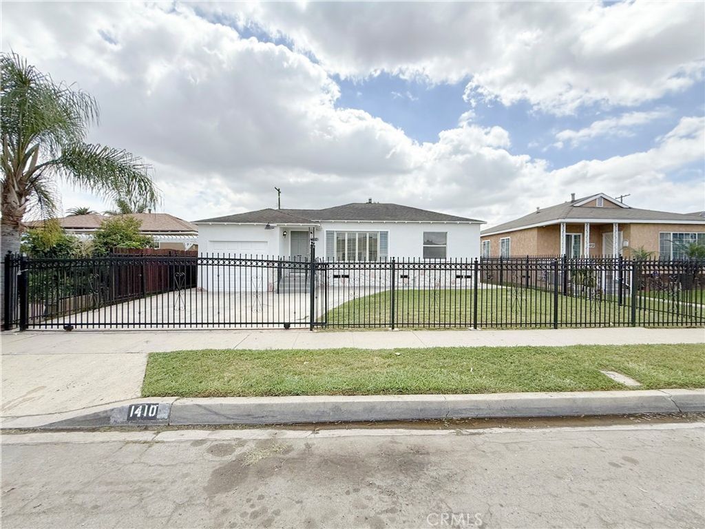 Image 5 of property listing at 1410 W School Street, Compton, CA 90220