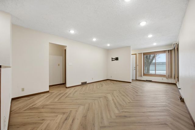 2201 15th Street S, Fargo, ND 58103