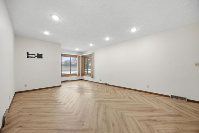 2201 15th Street S, Fargo, ND 58103