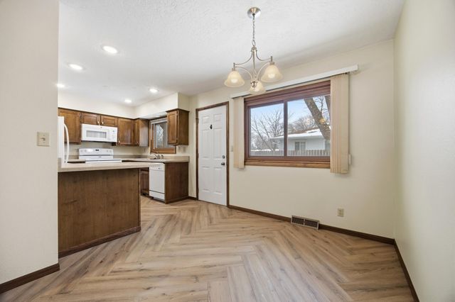 2201 15th Street S, Fargo, ND 58103