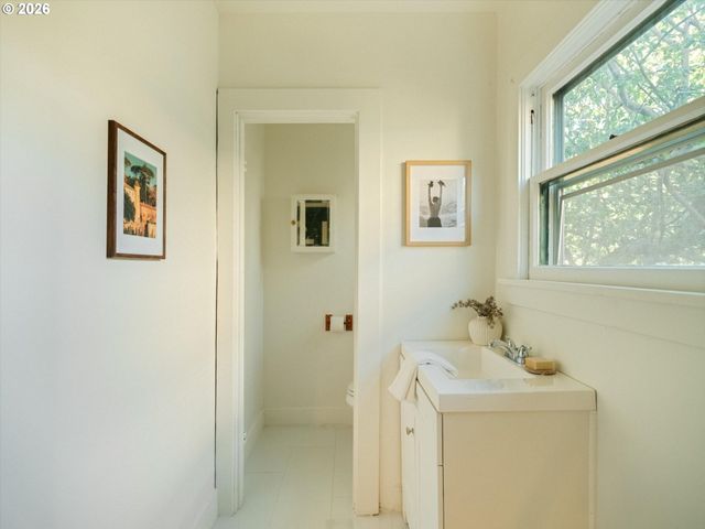 3915 Se MAIN St, Portland, OR 97214