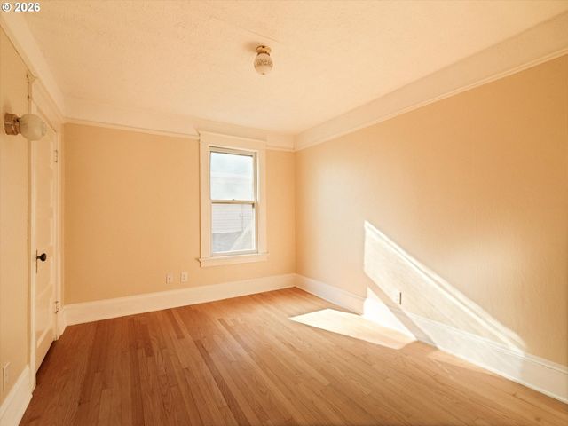 3915 Se MAIN St, Portland, OR 97214