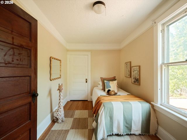 3915 Se MAIN St, Portland, OR 97214