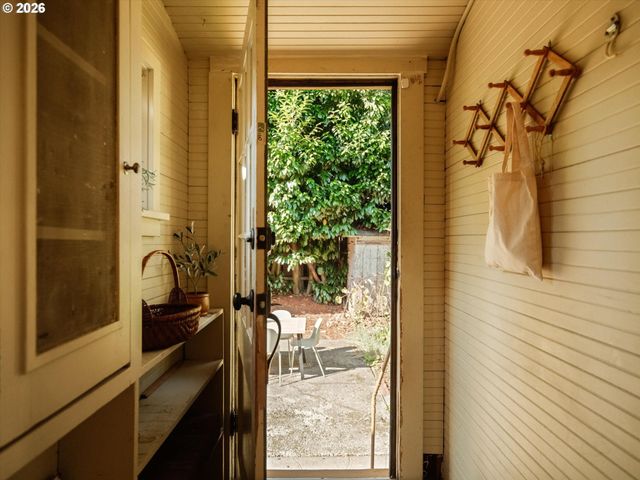 3915 Se MAIN St, Portland, OR 97214