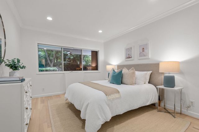 18 Chestnut Pl 18, Brookline, MA 02445