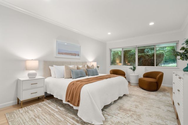 18 Chestnut Pl 18, Brookline, MA 02445