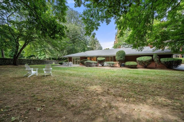 18 Chestnut Pl 18, Brookline, MA 02445