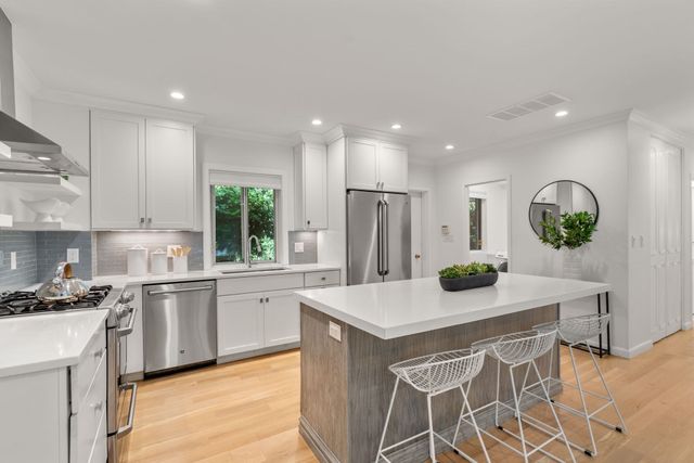 18 Chestnut Pl 18, Brookline, MA 02445