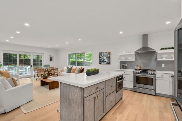 18 Chestnut Pl 18, Brookline, MA 02445