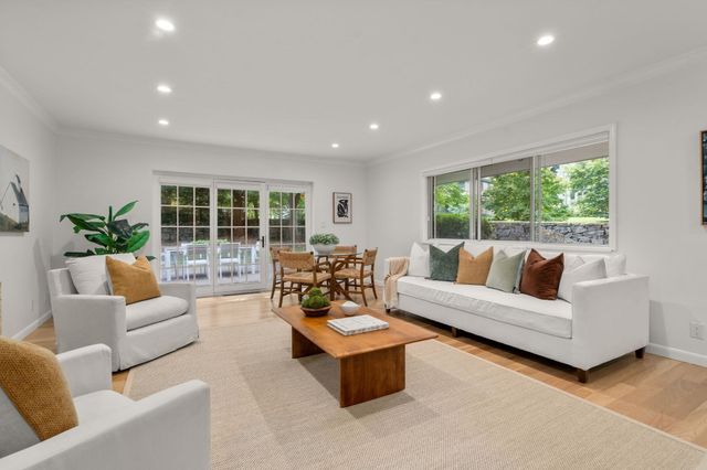 18 Chestnut Pl 18, Brookline, MA 02445