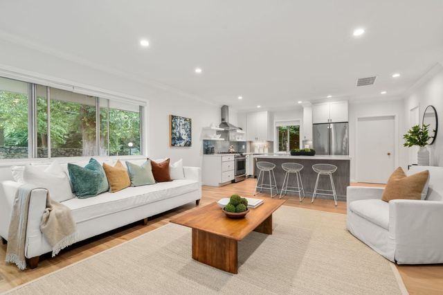 18 Chestnut Pl 18, Brookline, MA 02445