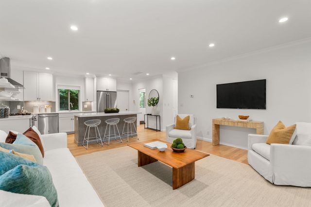 18 Chestnut Pl 18, Brookline, MA 02445