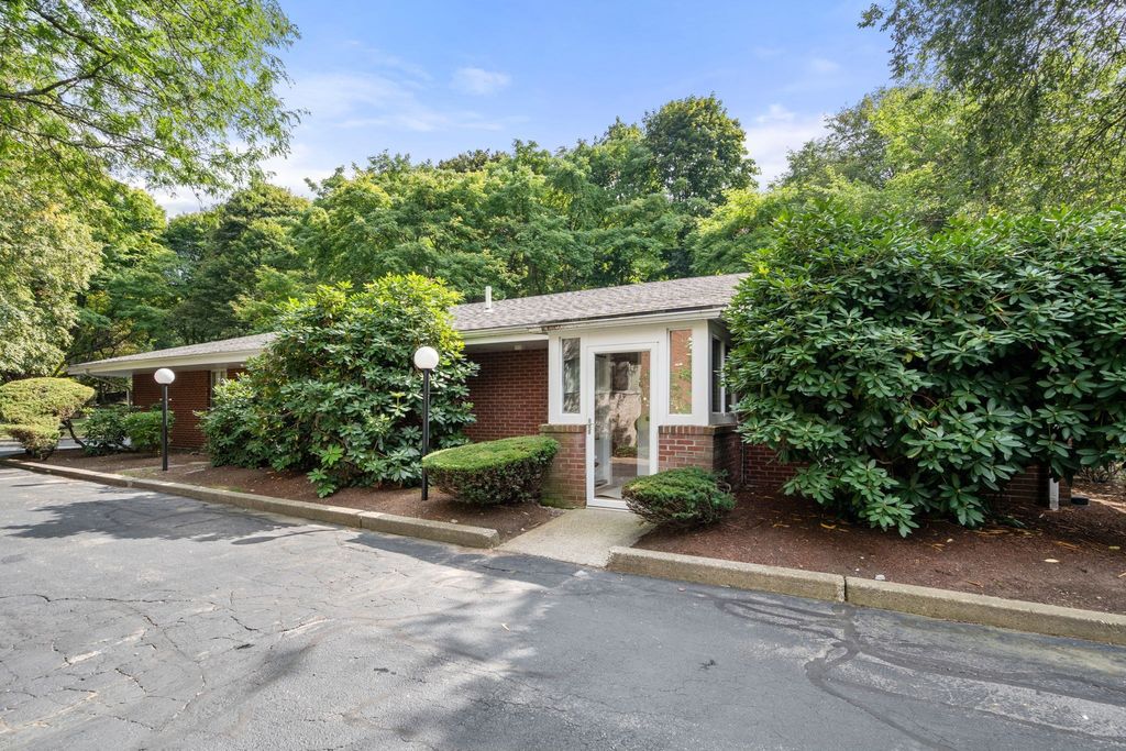 18 Chestnut Pl 18, Brookline, MA 02445