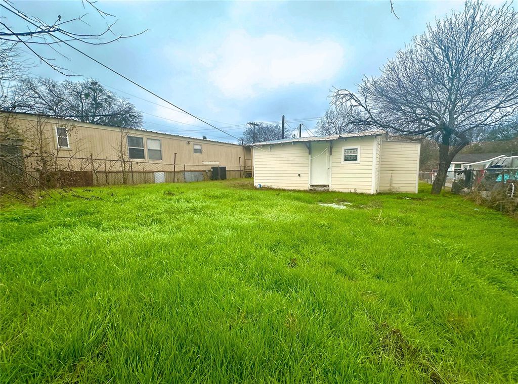 820 Chihuahua ST, Lockhart, TX 78644