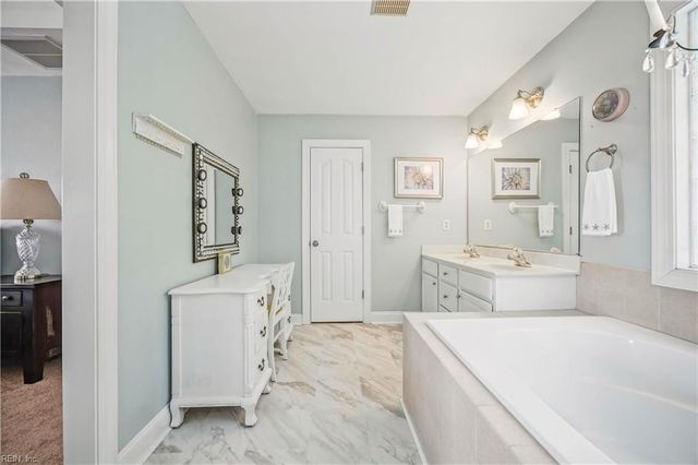 581 Hunts Pointe DR, Virginia Beach, VA 23464
