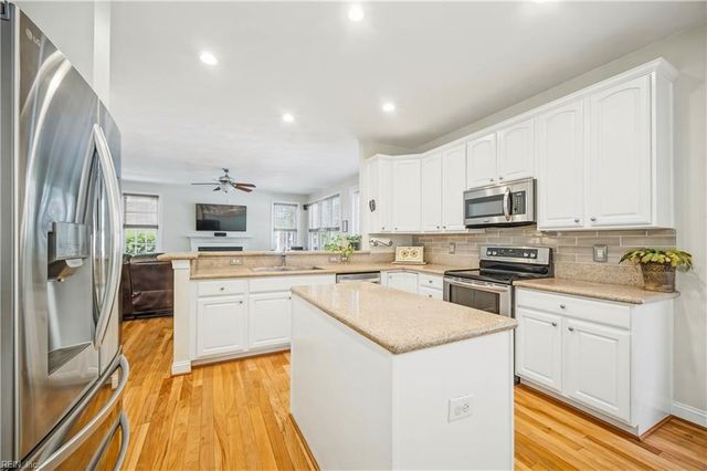 581 Hunts Pointe DR, Virginia Beach, VA 23464
