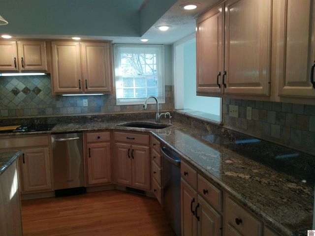 1105 Lakeview Dr, Paducah, KY 42003