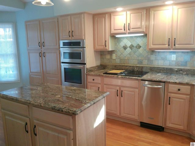 1105 Lakeview Dr, Paducah, KY 42003