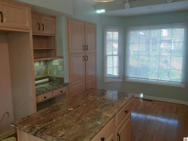 1105 Lakeview Dr, Paducah, KY 42003