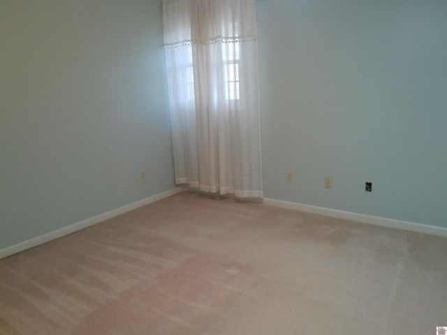 1105 Lakeview Dr, Paducah, KY 42003