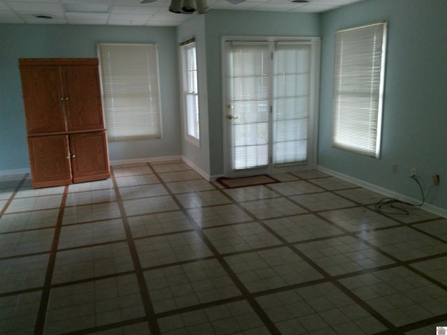 1105 Lakeview Dr, Paducah, KY 42003