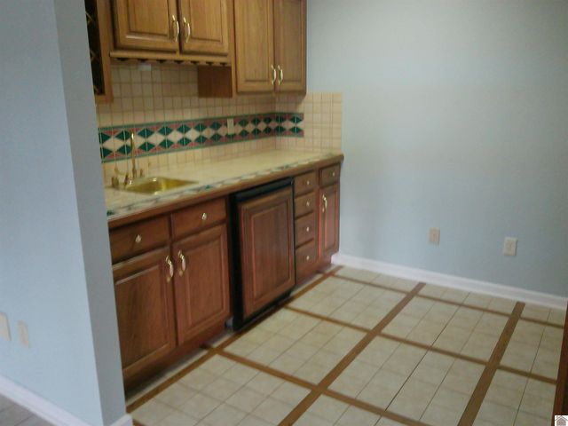 1105 Lakeview Dr, Paducah, KY 42003