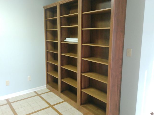 1105 Lakeview Dr, Paducah, KY 42003