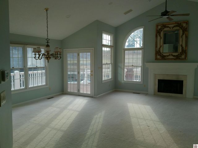 1105 Lakeview Dr, Paducah, KY 42003