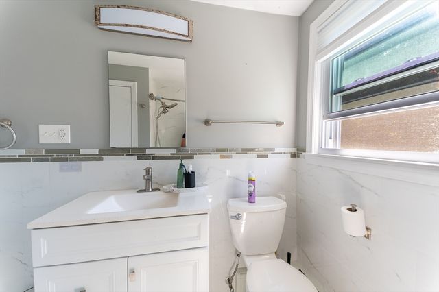 37 Maple Ave, Woburn, MA 01801