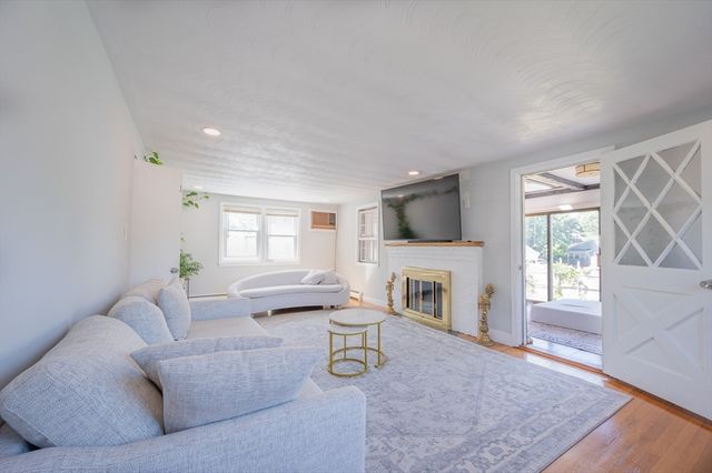 37 Maple Ave, Woburn, MA 01801
