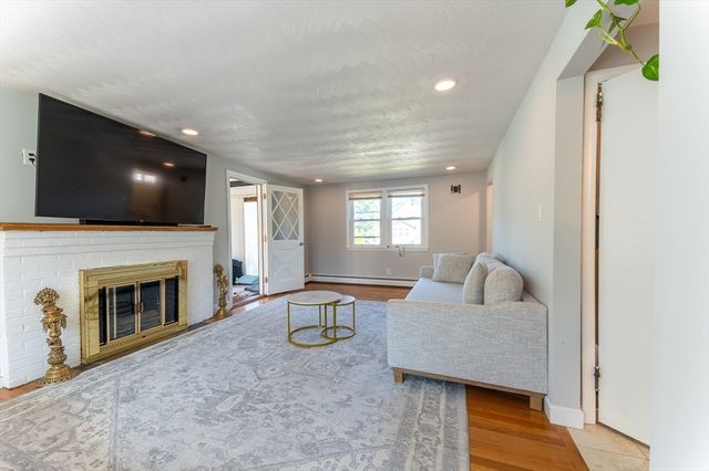 37 Maple Ave, Woburn, MA 01801