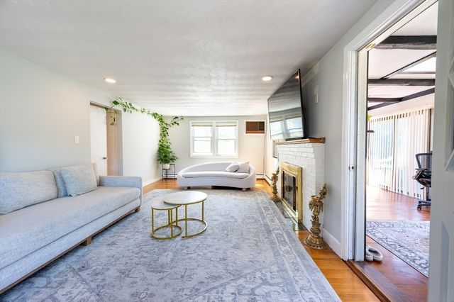 37 Maple Ave, Woburn, MA 01801