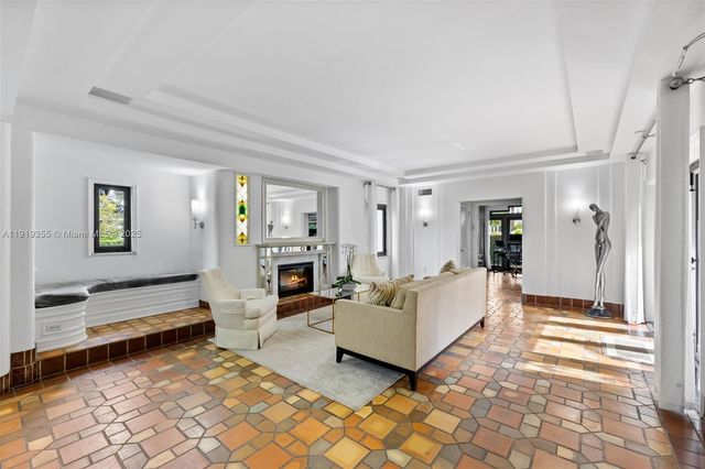 5860 Pine Tree Dr, Miami Beach, FL 33140