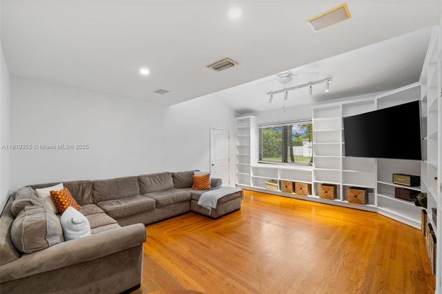 5860 Pine Tree Dr, Miami Beach, FL 33140