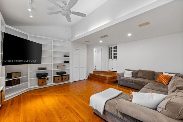 5860 Pine Tree Dr, Miami Beach, FL 33140