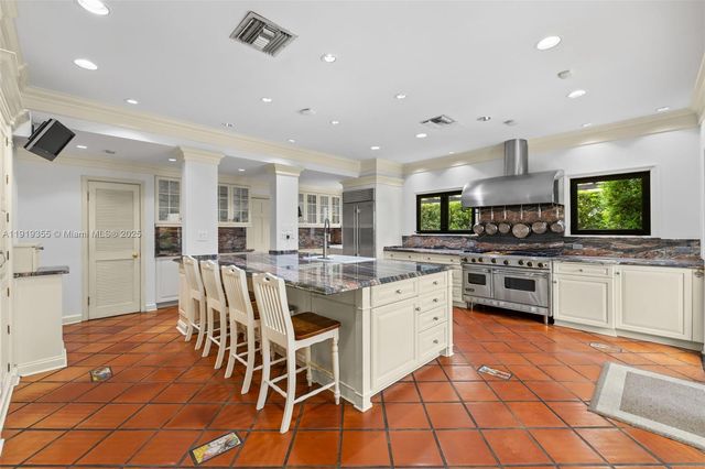 5860 Pine Tree Dr, Miami Beach, FL 33140