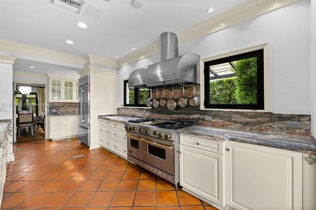 5860 Pine Tree Dr, Miami Beach, FL 33140