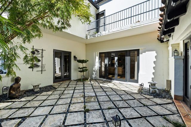 5860 Pine Tree Dr, Miami Beach, FL 33140