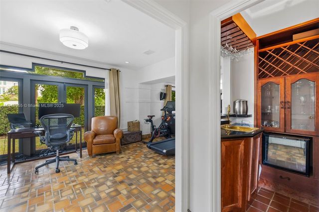 5860 Pine Tree Dr, Miami Beach, FL 33140