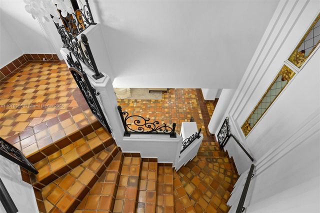 5860 Pine Tree Dr, Miami Beach, FL 33140