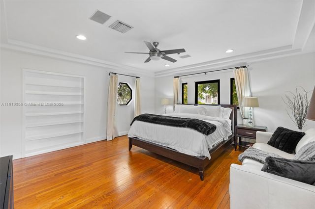 5860 Pine Tree Dr, Miami Beach, FL 33140