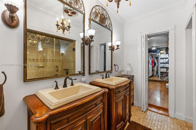 5860 Pine Tree Dr, Miami Beach, FL 33140