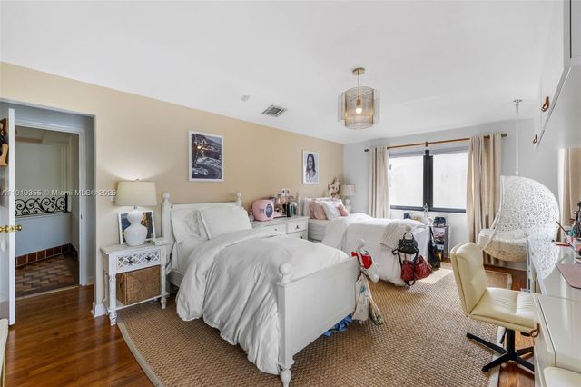 5860 Pine Tree Dr, Miami Beach, FL 33140