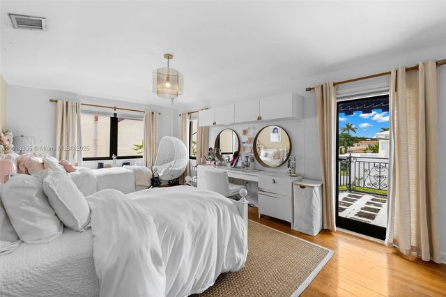 5860 Pine Tree Dr, Miami Beach, FL 33140