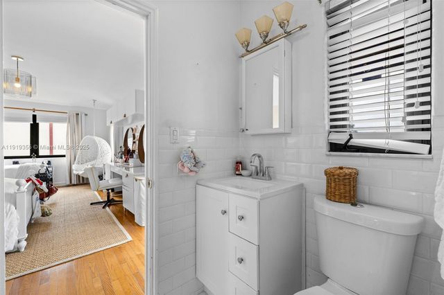 5860 Pine Tree Dr, Miami Beach, FL 33140