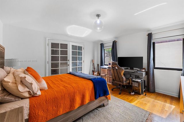 5860 Pine Tree Dr, Miami Beach, FL 33140