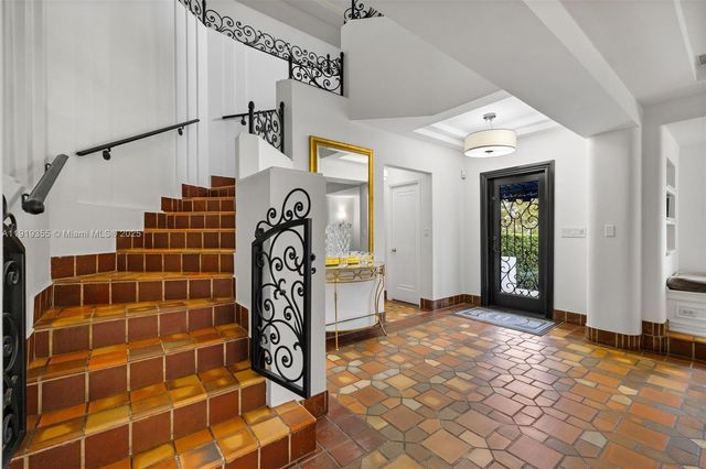 5860 Pine Tree Dr, Miami Beach, FL 33140