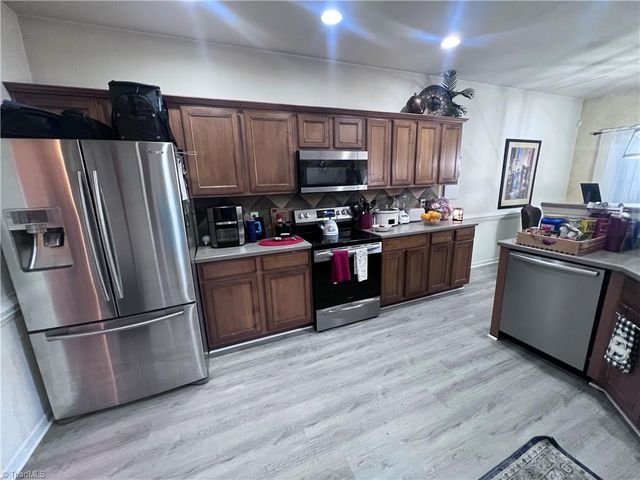 721 Spinning Wheel Point, High Point, NC 27265